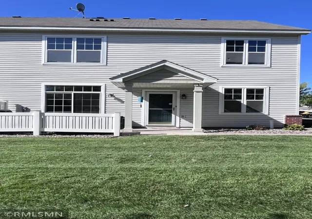 Photo 3 of Single family home for sale at 898 Providence Dr, Shakopee, MN 55379 | MLS# 7152769 | Listing updated on 2026-10-03