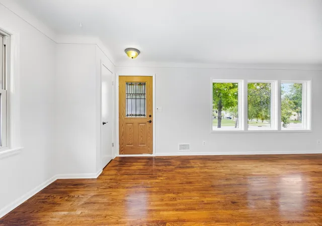Photo 3 of Single family home for sale at 1567 Atlantic St, Saint Paul, MN 55106 | MLS# 7152778 | Listing updated on 2026-10-20