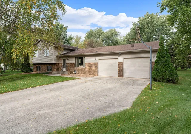 Single family home for sale at 930 Ridgeview Pl NE, Owatonna, MN 55060 | MLS# 7152807