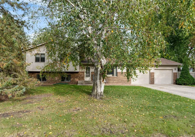 Photo 1 of Single family home for sale at 930 Ridgeview Pl NE, Owatonna, MN 55060 | MLS# 7152807 | Listing updated on 2026-10-01