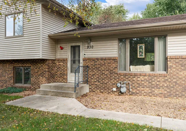 Photo 2 of Single family home for sale at 930 Ridgeview Pl NE, Owatonna, MN 55060 | MLS# 7152807 | Listing updated on 2026-10-01