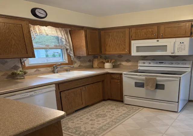 Photo 2 of Single family home for sale at 926 16 1/2 St SE, Rochester, MN 55904 | MLS# 7152822 | Listing updated on 2026-10-05