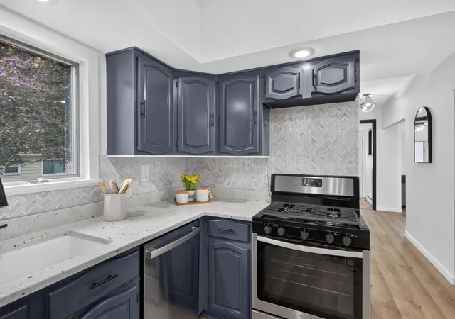 Photo 4 of Single family home for sale at 909 8th Avenue S, South Saint Paul, MN 55075 | MLS# 7152837 | Listing updated on 2026-10-20