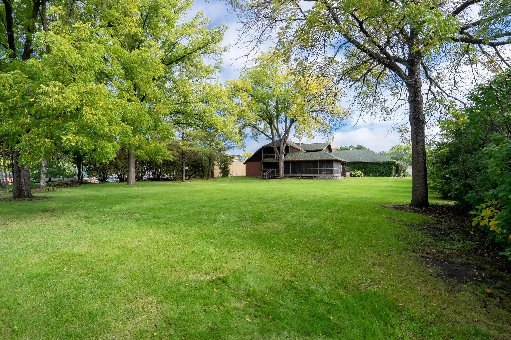Photo 2 of Single family home for sale at 997 Roberts Rd Sw, Hutchinson, MN 55350 | MLS# 7152844 | Listing updated on 2026-10-23