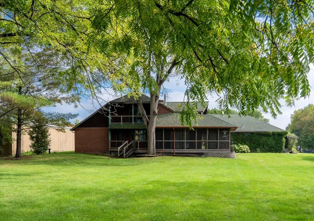 Photo 2 of Single family home for sale at 997 Roberts Rd SW, Hutchinson, MN 55350 | MLS# 7152844 | Listing updated on 2026-10-23
