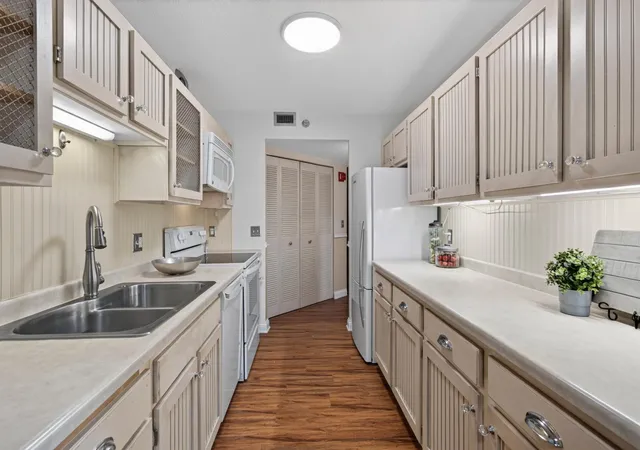 Photo 2 of Condo for sale at 6615 Lake Shore Dr S #304, Minneapolis, MN 55423 | MLS# 7152903 | Listing updated on 2026-10-09