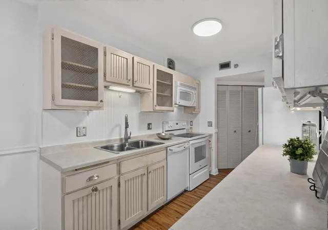 Photo 2 of Condo for sale at 6615 Lake Shore Dr S #304, Minneapolis, MN 55423 | MLS# 7152903 | Listing updated on 2026-10-22