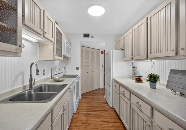 Photo 3 of Condo for sale at 6615 Lake Shore Dr S #304, Minneapolis, MN 55423 | MLS# 7152903 | Listing updated on 2026-10-22