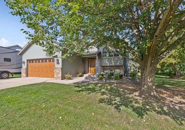 Photo 3 of Single family home for sale at 1728 Greenhaven Ln NE, Owatonna, MN 55060 | MLS# 7152935 | Listing updated on 2026-10-07