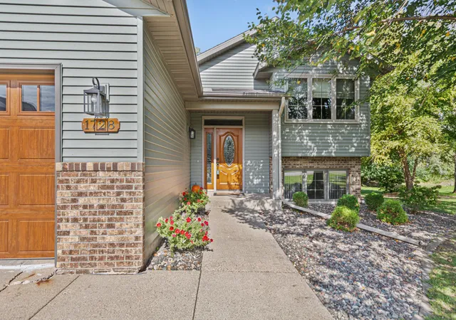 Photo 4 of Single family home for sale at 1728 Greenhaven Ln NE, Owatonna, MN 55060 | MLS# 7152935 | Listing updated on 2026-10-07