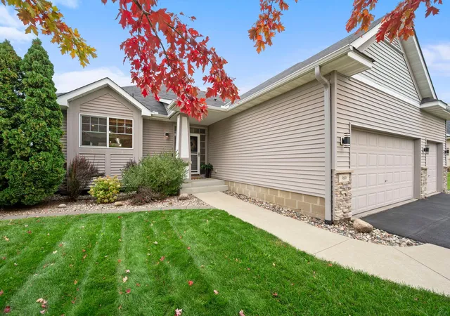Photo 1 of Single family home for sale at 989 Danube Ave, Shakopee, MN 55379 | MLS# 7152944 | Listing updated on 2026-10-23