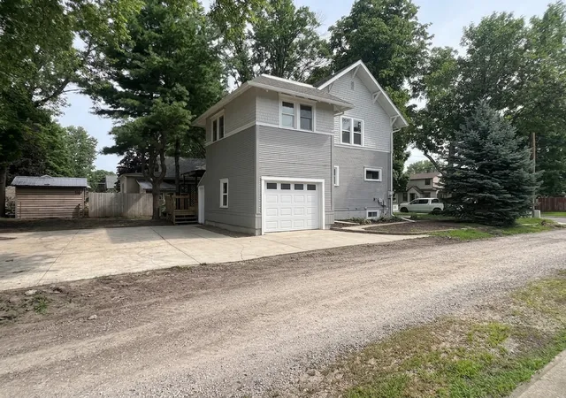 Photo 3 of Single family home for sale at 711 Clausen Ave, Albert Lea, MN 56007 | MLS# 7153018 | Listing updated on 2026-10-06