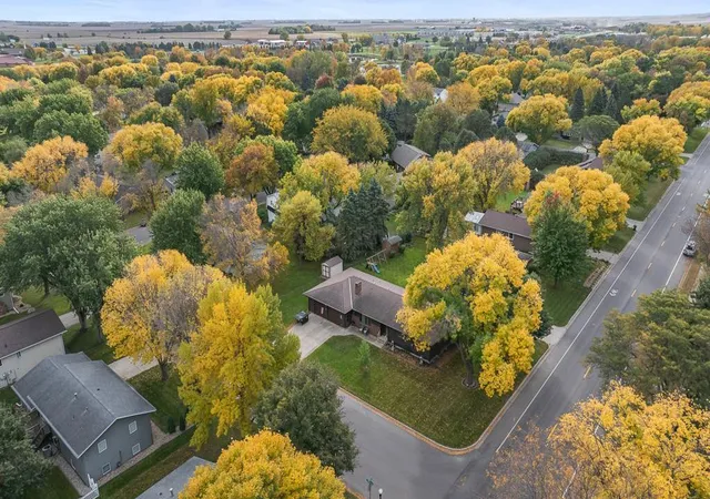 Photo 2 of Single family home for sale at 1100 Jefferson Ave, Marshall, MN 56258 | MLS# 7153077 | Listing updated on 2026-10-15