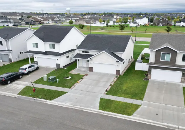 Photo 4 of Single family home for sale at 2553 Fulton Loop S, Fargo, ND 58104 | MLS# 7153097 | Listing updated on 2026-10-02