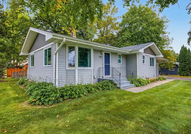 Photo 2 of Single family home for sale at 727 Tanglewood Dr, Saint Paul, MN 55126 | MLS# 7153099 | Listing updated on 2026-10-08