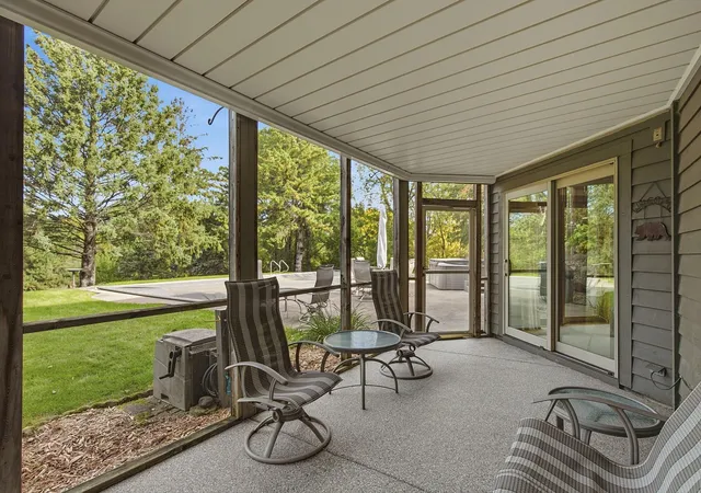 Photo 2 of Single family home for sale at 1533 Wexford Ct, Saint Paul, MN 55122 | MLS# 7153132 | Listing updated on 2026-10-19