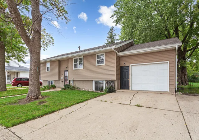 Photo 3 of House for sale at 109 10th Avenue SE, Waseca, MN 56093 | MLS# 7153133 | Listing updated on 2026-10-22
