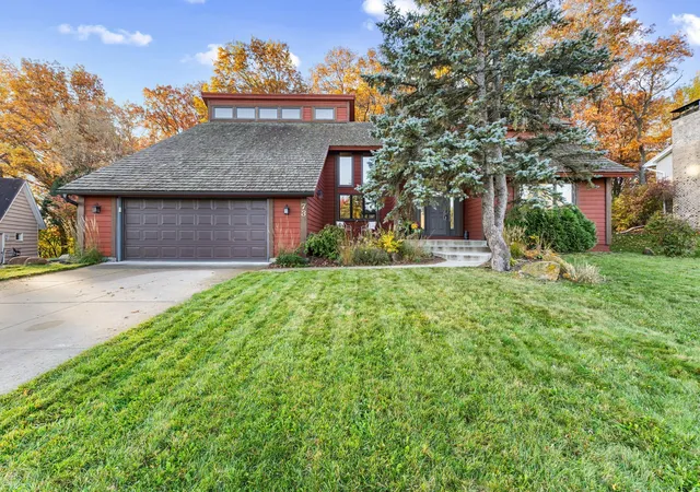 Photo 2 of Single family home for sale at 73 Deer Hills Ct, Saint Paul, MN 55127 | MLS# 7153154 | Listing updated on 2026-10-29