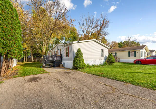 Photo 2 of Single family home for sale at 107 Hilton Ct, Mankato, MN 56001 | MLS# 7153278 | Listing updated on 2026-10-22