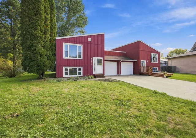 Photo 2 of Townhouse for sale at 2323 Sundance Cir S, Fargo, ND 58103 | MLS# 7153287 | Listing updated on 2026-10-03