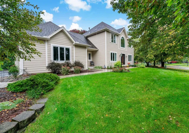 Photo 3 of Single family home for sale at 3402 Fairfax Ln, Saint Paul, MN 55129 | MLS# 7153305 | Listing updated on 2026-10-05