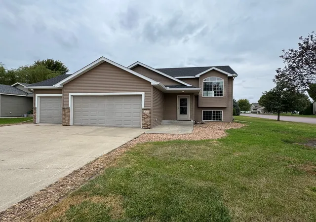 Photo 1 of Single family home for sale at 100 Olympic Ct, Mankato, MN 56001 | MLS# 7153308 | Listing updated on 2026-10-02