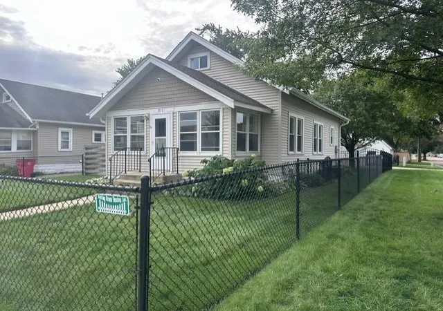 Photo 1 of Single family home for sale at 911 3rd Avenue Nw, Austin, MN 55912 | MLS# 7153315 | Listing updated on 2026-10-07