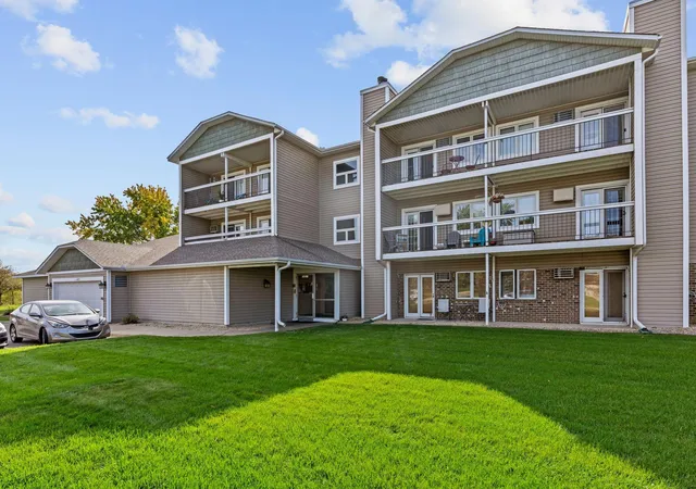 Listing Photo 5 - Condo for sale in building located at 7632 157th St W, Apple Valley, MN 55124 - Unit #200