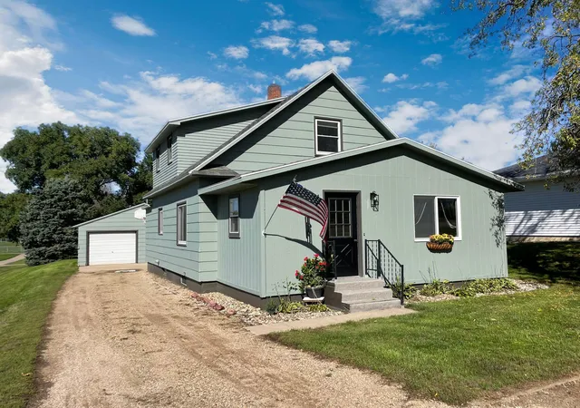 Single family home for sale at 404 E Cottonwood St, Springfield, MN 56087 | MLS# 7153375