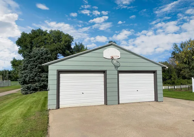 Photo 1 of Single family home for sale at 404 E Cottonwood St, Springfield, MN 56087 | MLS# 7153375 | Listing updated on 2026-10-07