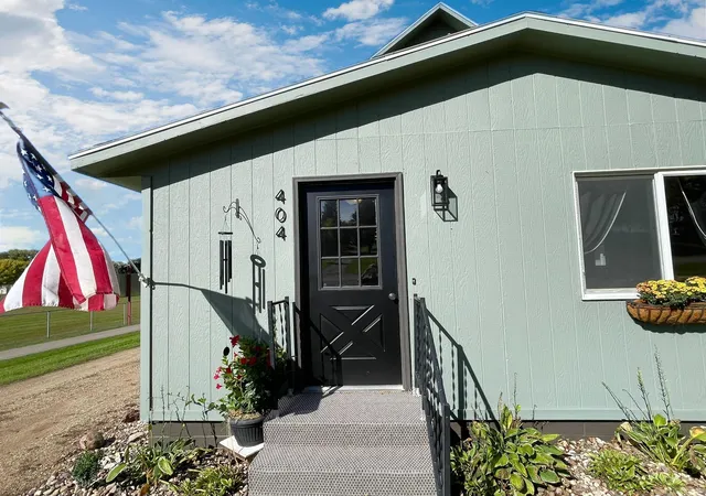 Photo 3 of Single family home for sale at 404 E Cottonwood St, Springfield, MN 56087 | MLS# 7153375 | Listing updated on 2026-10-07