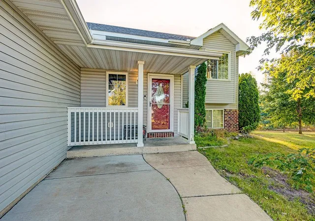 Photo 2 of Single family home for sale at 40737 Fahrion Rd, North Branch, MN 55056 | MLS# 7153388 | Listing updated on 2026-10-08
