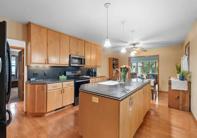 Photo 3 of Single family home for sale at 1464 Victoria St N, Saint Paul, MN 55117 | MLS# 7153431 | Listing updated on 2026-10-23
