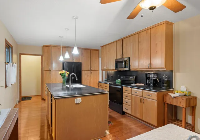 Photo 4 of Single family home for sale at 1464 Victoria St N, Saint Paul, MN 55117 | MLS# 7153431 | Listing updated on 2026-10-23