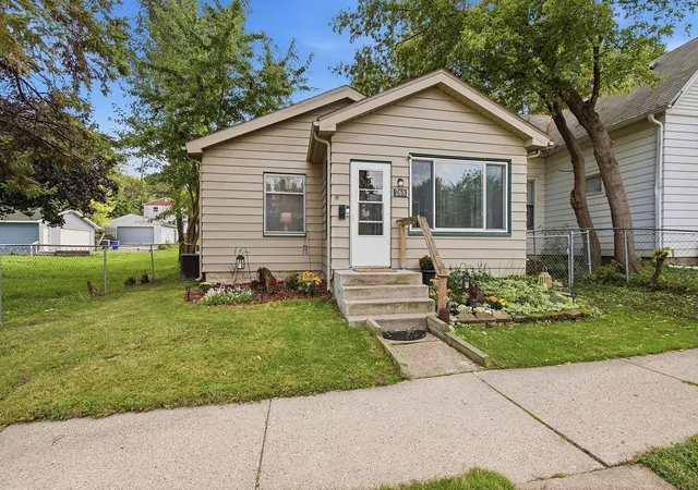 Photo 1 of Single family home for sale at 268 Sidney St E, Saint Paul, MN 55107 | MLS# 7153546 | Listing updated on 2026-10-21