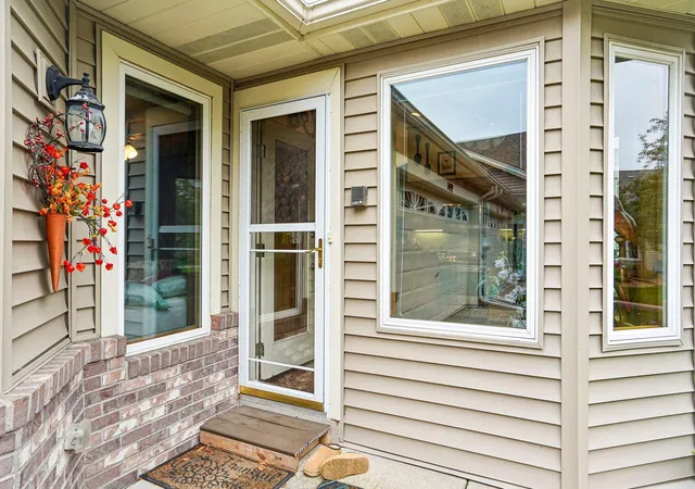 Photo 3 of Single family home for sale at 994 Stratford Ln W, Burnsville, MN 55337 | MLS# 7153566 | Listing updated on 2026-10-12