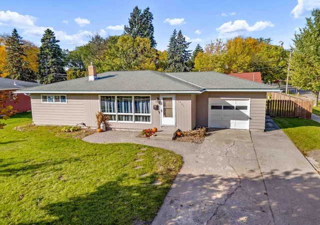 Photo 2 of Single family home for sale at 1701 5th Street S, Fargo, ND 58103 | MLS# 7153702 | Listing updated on 2026-10-10