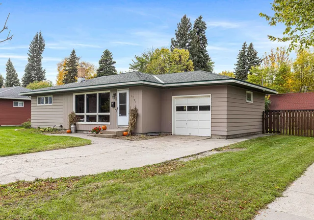 Photo 4 of Single family home for sale at 1701 5th Street S, Fargo, ND 58103 | MLS# 7153702 | Listing updated on 2026-10-10