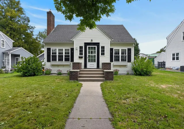 Photo 2 of Single family home for sale at 715 Maple St, Alexandria, MN 56308 | MLS# 7153737 | Listing updated on 2026-10-09