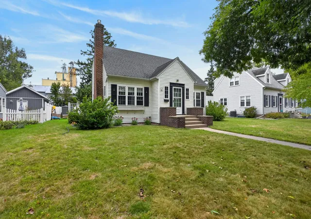 Photo 2 of Single family home for sale at 715 Maple St, Alexandria, MN 56308 | MLS# 7153737 | Listing updated on 2026-10-07