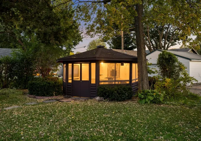 Photo 4 of Single family home for sale at 1346 Kent St, Saint Paul, MN 55117 | MLS# 7153757 | Listing updated on 2026-10-23
