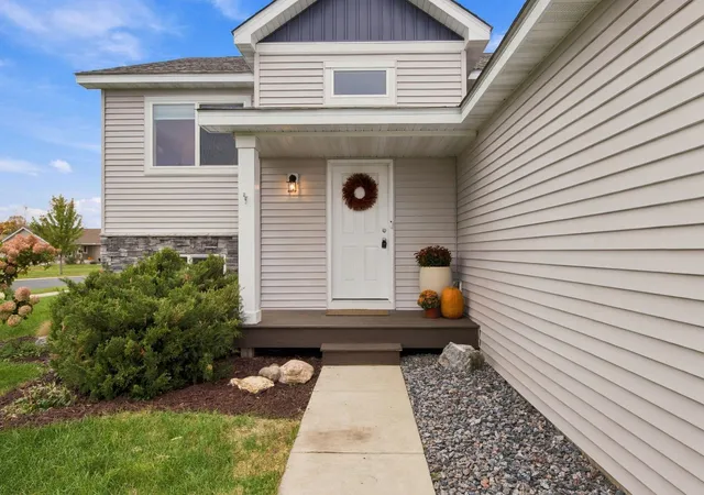 Photo 3 of Single family home for sale at 813 Hickory Curv, Watertown, MN 55388 | MLS# 7153835 | Listing updated on 2026-10-21