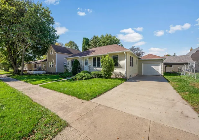 Photo 1 of Sale Pending at 412 S Nicollet St, Blue Earth, MN 56013 | MLS# 7153839 | Listing updated on 2026-10-05