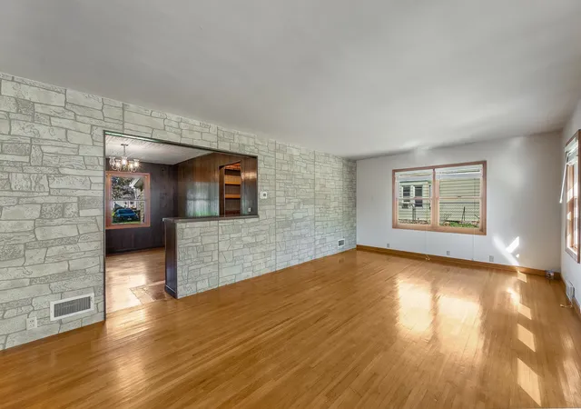 Photo 3 of Sale Pending at 412 S Nicollet St, Blue Earth, MN 56013 | MLS# 7153839 | Listing updated on 2026-10-05