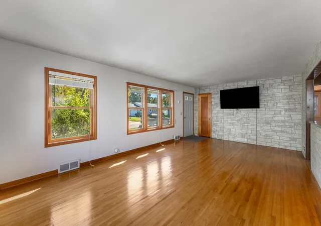 Photo 3 of Sale Pending at 412 S Nicollet St, Blue Earth, MN 56013 | MLS# 7153839 | Listing updated on 2026-10-05