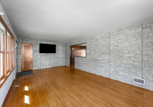 Photo 4 of Sale Pending at 412 S Nicollet St, Blue Earth, MN 56013 | MLS# 7153839 | Listing updated on 2026-10-05