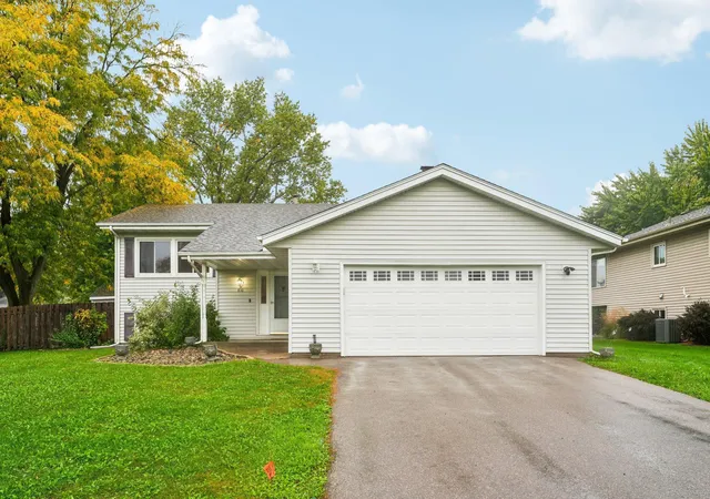 Photo 3 of Sale Pending at 810 Clearbrook Ln, Saint Paul, MN 55127 | MLS# 7153855 | Listing updated on 2026-10-20
