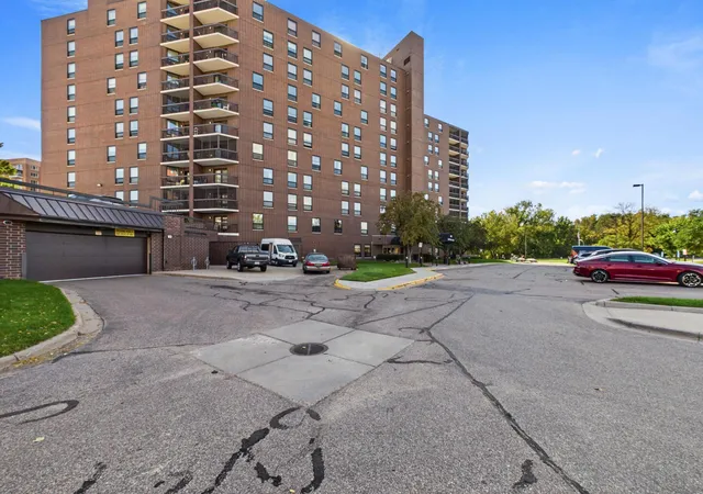 Photo 2 of Condo for sale at 6615 Lake Shore Dr S #607, Minneapolis, MN 55423 | MLS# 7153881 | Listing updated on 2026-10-09