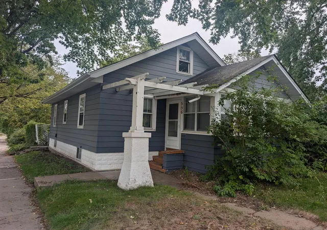 Single family home for sale at 556 11th Avenue N, South Saint Paul, MN 55075 | MLS# 7153939