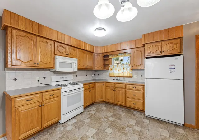 Photo 3 of Single family home for sale at 823 East St S, Caledonia, MN 55921 | MLS# 7153989 | Listing updated on 2026-10-07